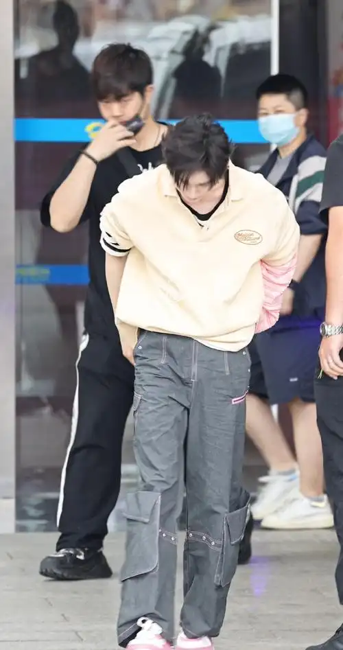 露一截锁骨清清冷冷的,笑起来又是实打实的甜心    #丁程鑫敖子逸hi6