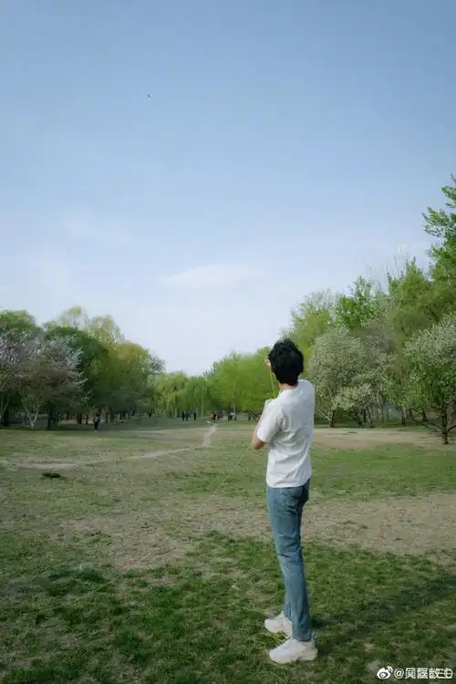 吴磊骑行背影照##吴磊生日骑行直播