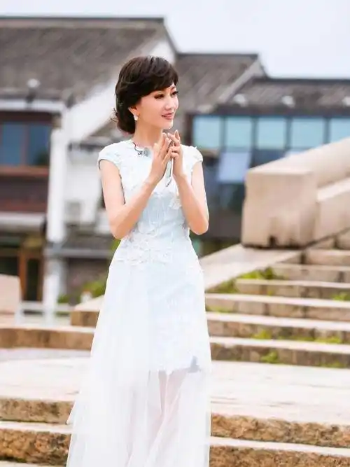 66岁赵雅芝探访敬老院,身材纤细秀长腿,网友:在座都是同龄人