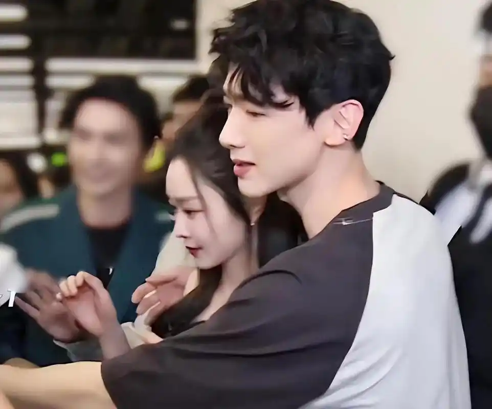 6月的最后一天,一则爆炸性的娱乐新闻白敬亭和宋轶的恋情曝光.