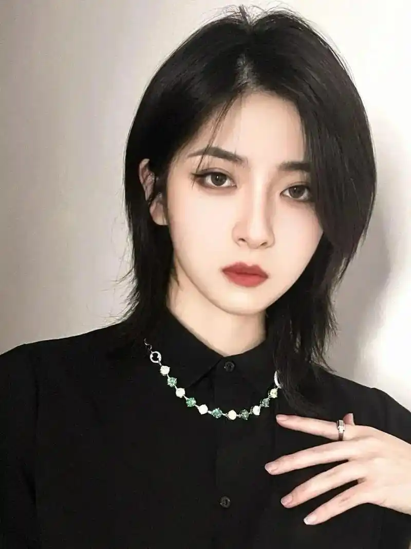 发型 #中短发 #发型推荐 #超帅女生 锁骨中碎发,这样一 - 抖音