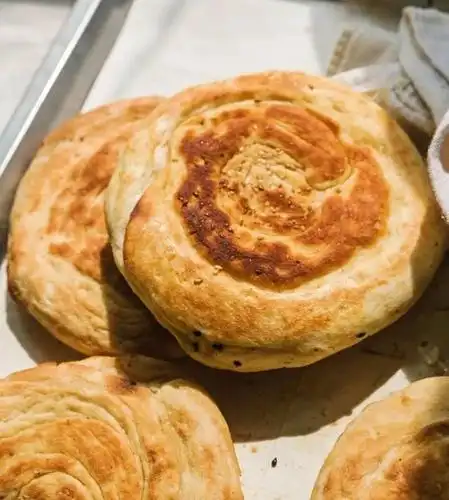 开了近三十年,每天卖出300个 坚持用火炉烤出焦脆的火烧 开在同乐巷里