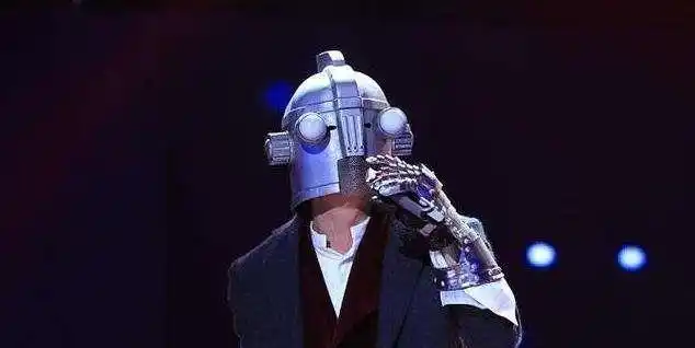 蒙面唱将最大咖位巨星摘掉面具后所有嘉宾只能自觉起立