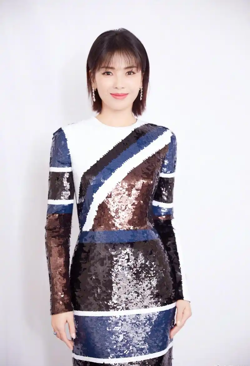 41岁刘涛终于换发型好漂亮,齐肩短发温柔十足,穿上鱼尾裙更显女人味