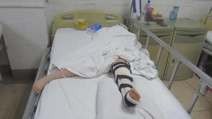 仿制雕塑脚跟脱裂,质量有问题, 商家不担责不赔偿损失,家属求助媒体