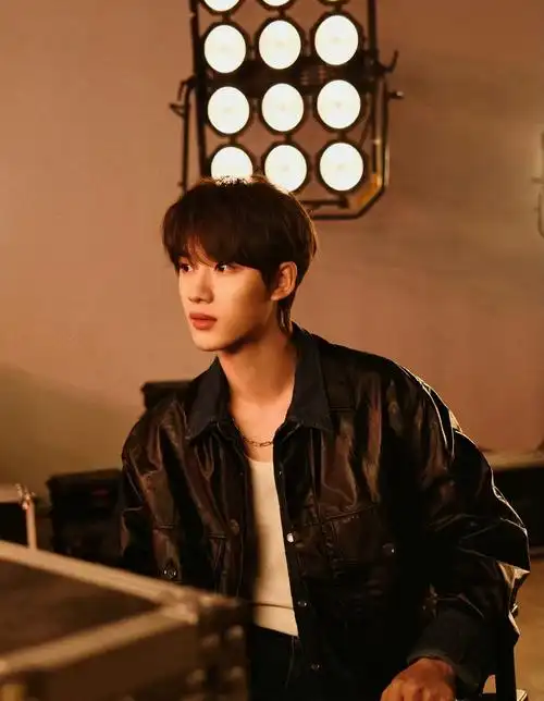 丁程鑫最新随拍!解锁黑色皮衣造型,颜值优越又酷又帅__财经头条