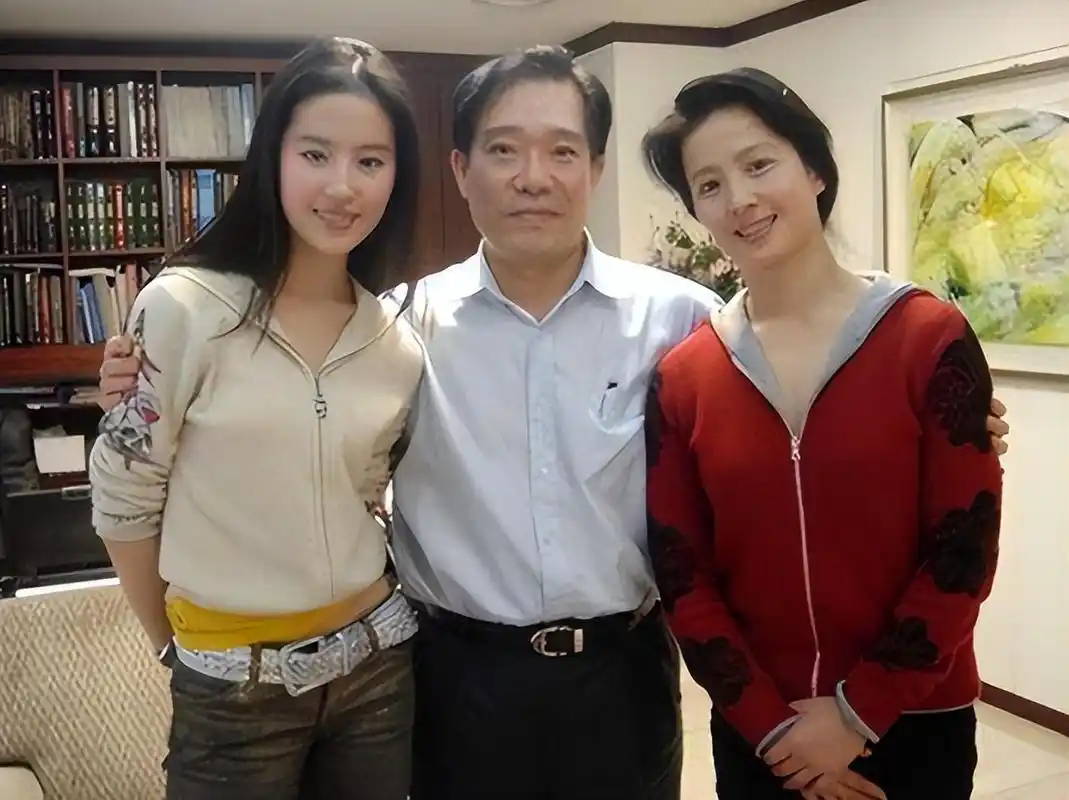 刘亦菲的妈妈刘晓莉:两婚两离,至今单身,长得比女儿还漂亮