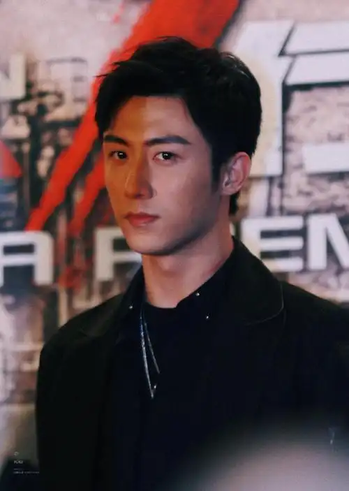 之后进入辽东学院读空乘 专业 早年的黄景瑜曾做过烤肉店烧炭员,电台