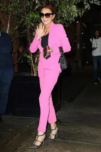 林赛·罗韩街拍:桃红色西服套装valentino铆钉包前卫亮眼