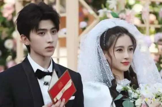 完全是网友想象蔡徐坤和baby会进行亲密的动作,不过他们参加综艺节目