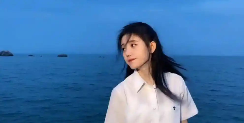 原创鞠婧祎穿白色背心海边漫步头发凌乱似韩系女主镜头下的直角肩堪称