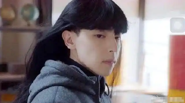 邓伦女装造型该网友附上的医生检查报告上,写着"左侧第6肋骨骨折".