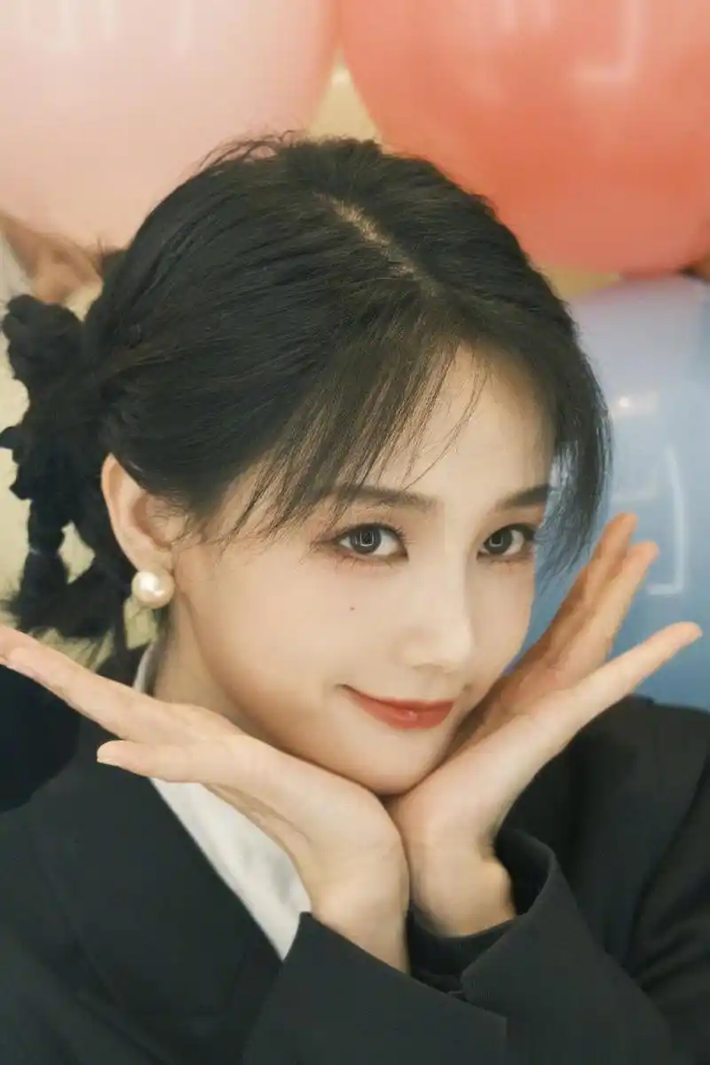 李一桐晒对镜自拍第n弹##李一桐对镜自拍四宫格#好可爱好可爱好可 !!