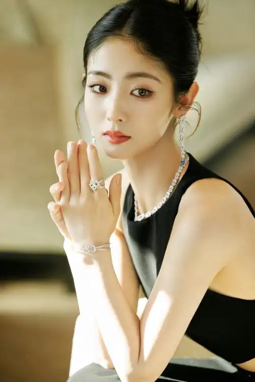 邢菲黑色露腰长裙##邢菲好瘦