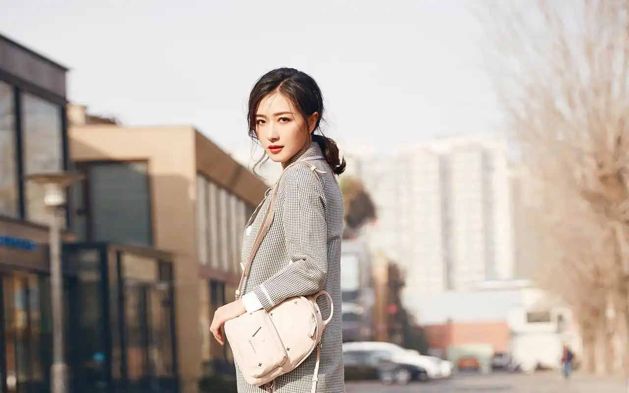 万茜街拍时尚性感写真图片桌面壁纸