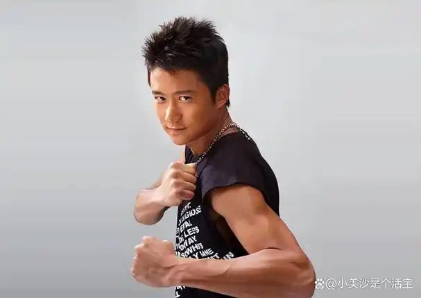 万万没想到,原来他就是吴京的父亲,难怪现在的吴京能