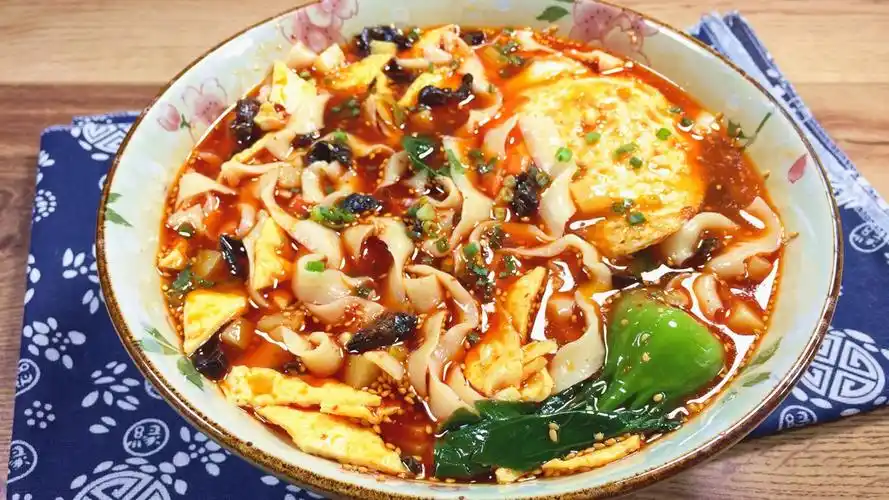 酸辣开胃的油泼辣子酸汤面,巨好吃超过瘾,这酸爽不敢相信!