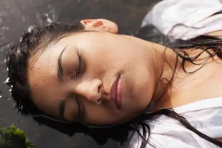 死去的美女图片