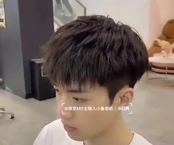 男生碎盖烫烫型不烫卷的发型阳光帅气