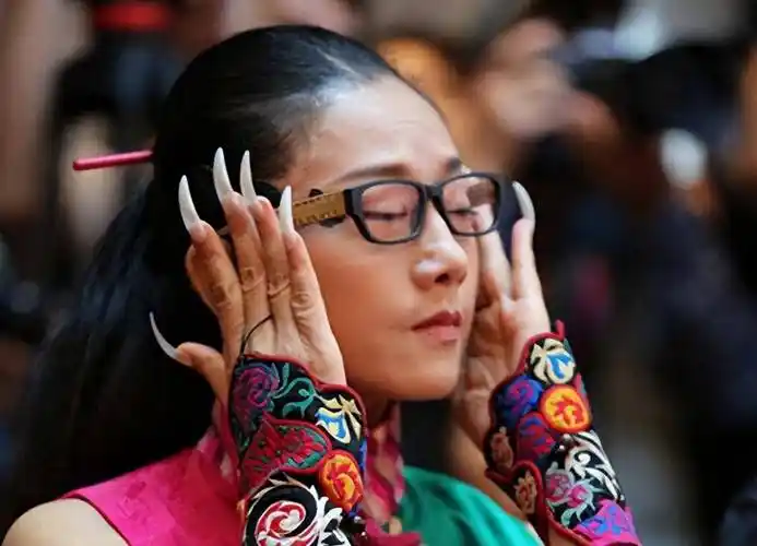 世界最长的手指甲引围观,一次用20多瓶指甲油,护理一次耗时4天