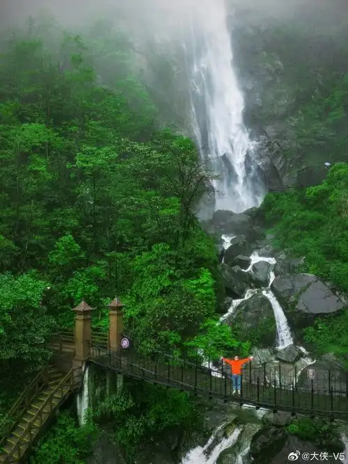 明月群山奇峰险壑,云海茫茫,月亮湖彷佛天上瑶池,青云栈道如巨龙盘旋