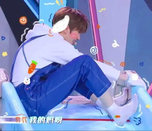 白丝袜,背带裤,这样的蔡徐坤你见过吗?