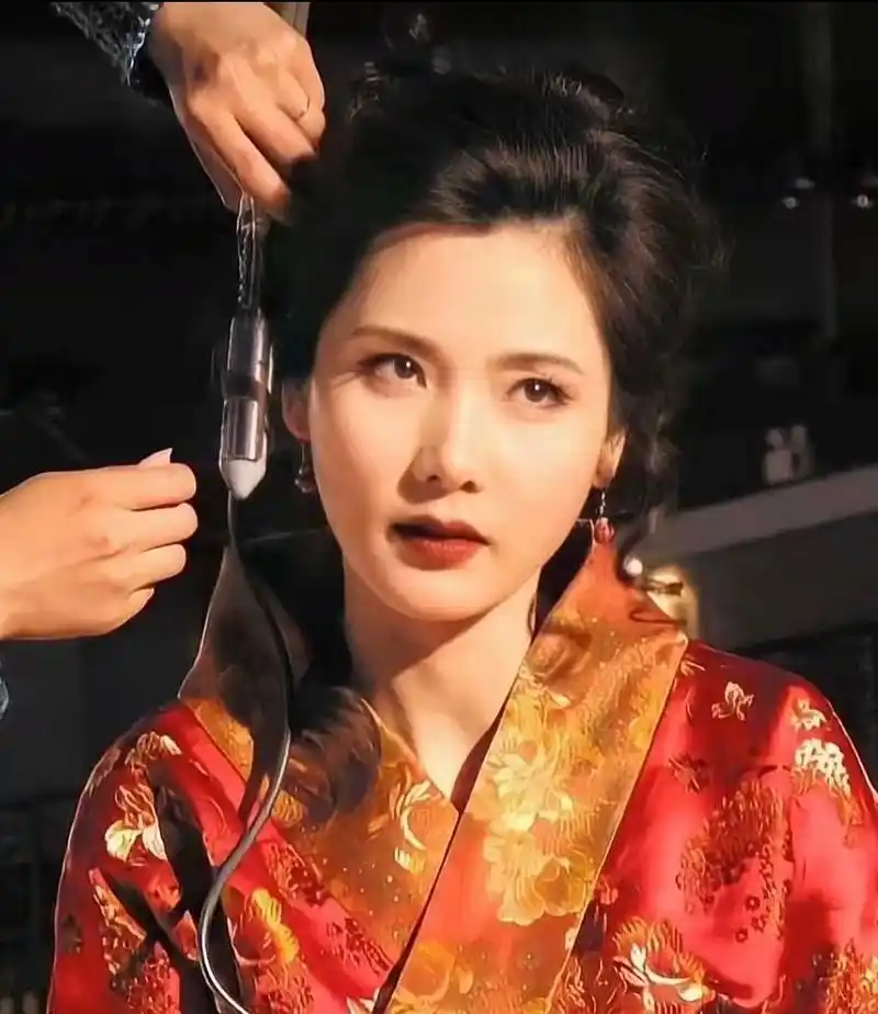 被何赛飞年轻时候的样子给惊艳到了 第一眼看神色和气质非常像木日主