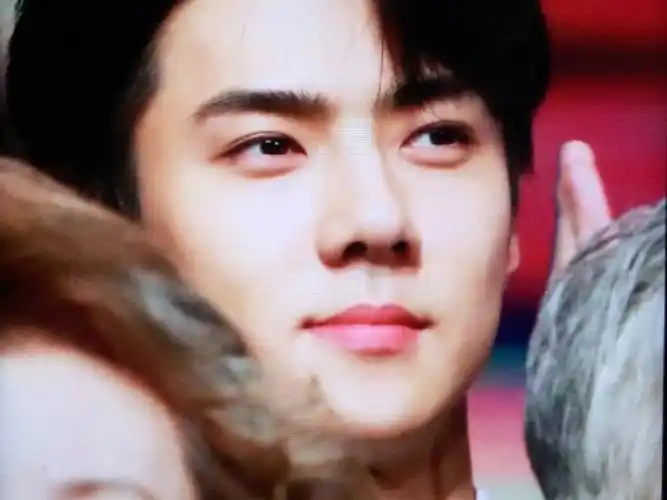 吴世勋 大众文化艺术赏 黑西装 老公你好帅 好伟大一张脸 笑起来温润