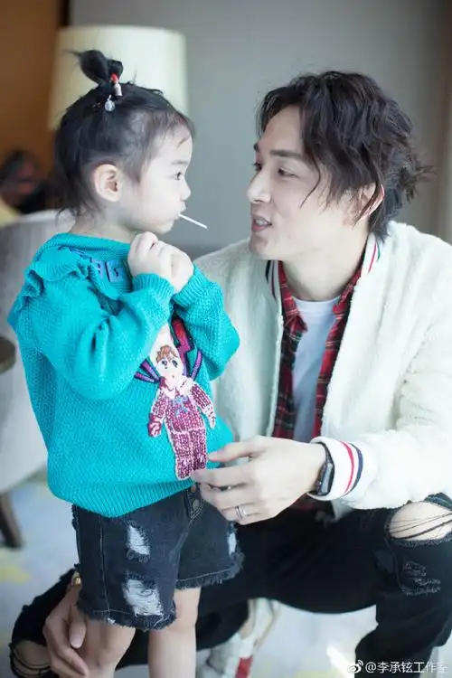 之前就追过他的综艺,看他和lucky真的是互动满满非常有爱!