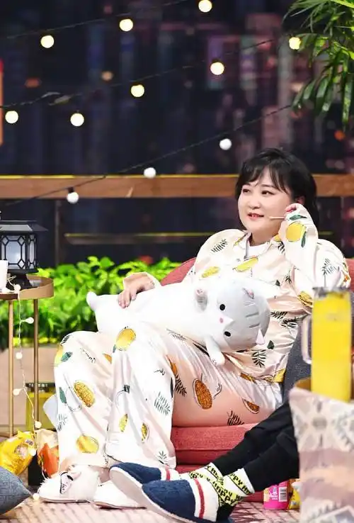 39岁贾玲穿睡衣上节目!身形圆润双下巴突出,和男明星挽手感情好