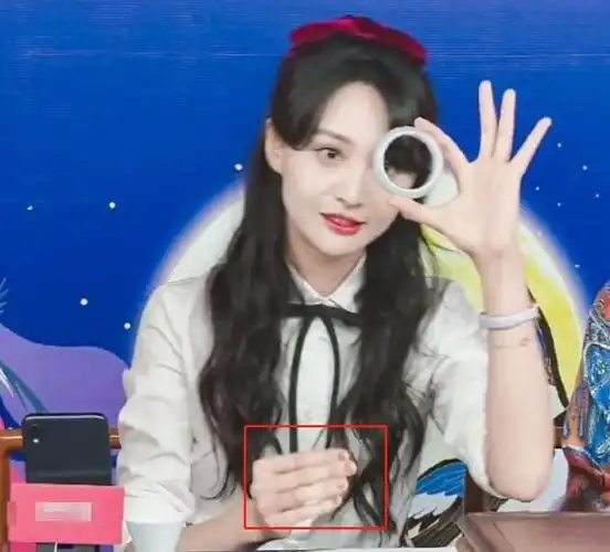 而郑爽的手真的不太像是女明星的手呀,不仅没有做美甲,还把每个手指的