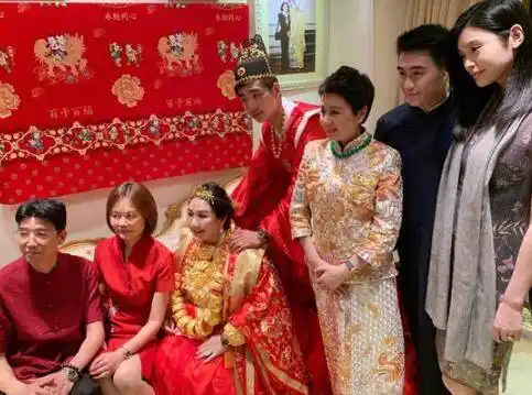 何超盈过大礼肚子侧面凸出明显被疑怀孕