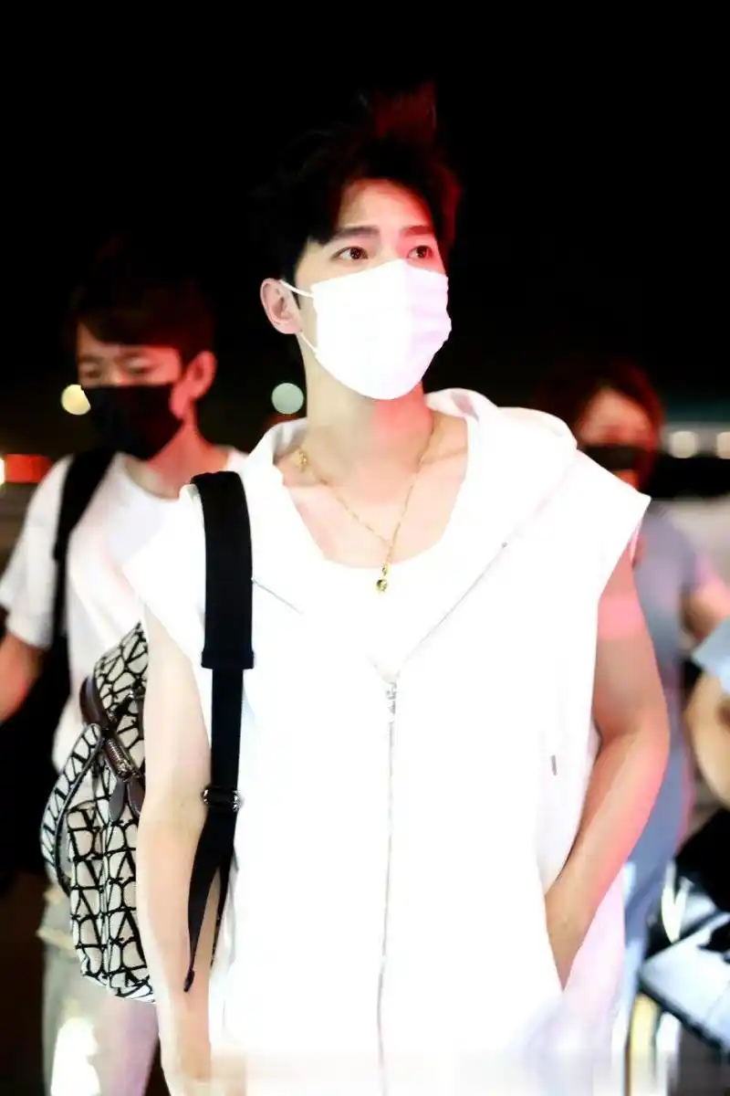 杨洋出发机场照  杨洋白色无袖马甲 这样式儿的说是男大不过分吧