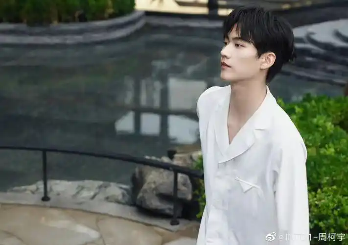 周柯宇穿正经衣服但我不太正经01