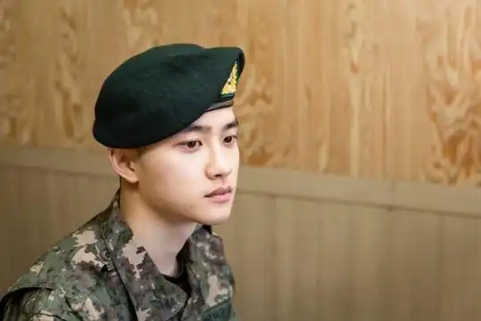 exo都暻秀军营照公开穿军装戴军帽目光坚定