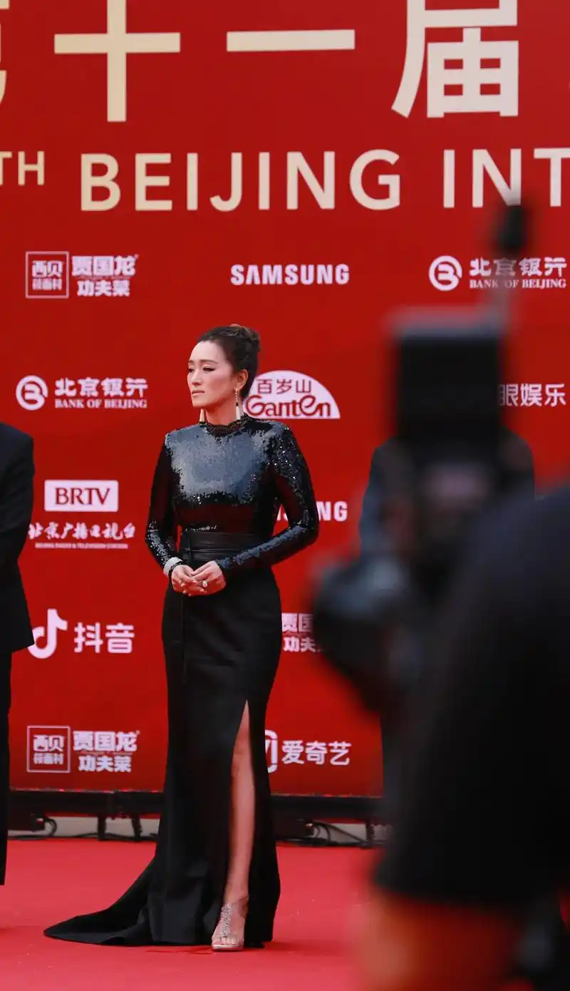 摄影 #女演员 #巩俐身材 #巩俐 #工作花絮  分享去年 - 抖音