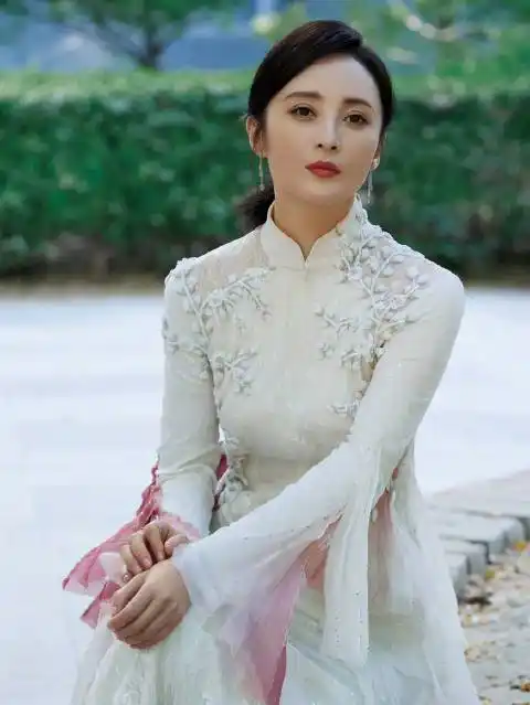 蒋勤勤中秋晚会状态#蒋勤勤最新亮相中秋晚会旗袍造型真的太美逃行