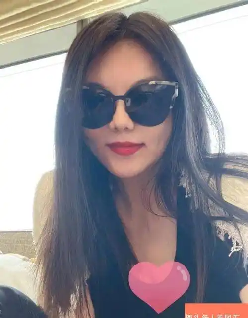 李湘近照:瘦出尖下巴酒窝好迷人,晒奢华珠宝价值不菲_网友_漂亮_身材