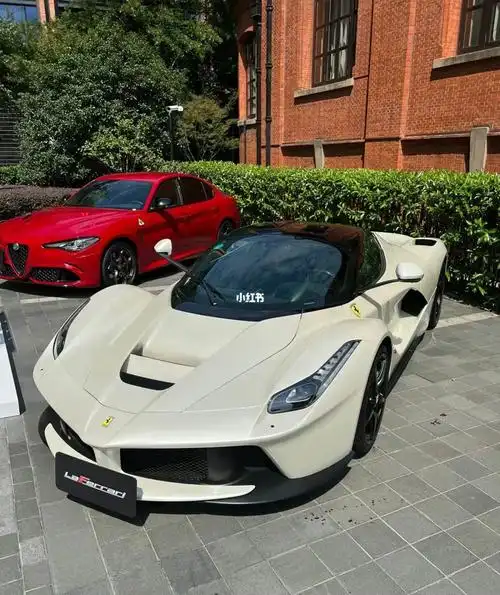 帅气的白色法拉利拉法法拉利