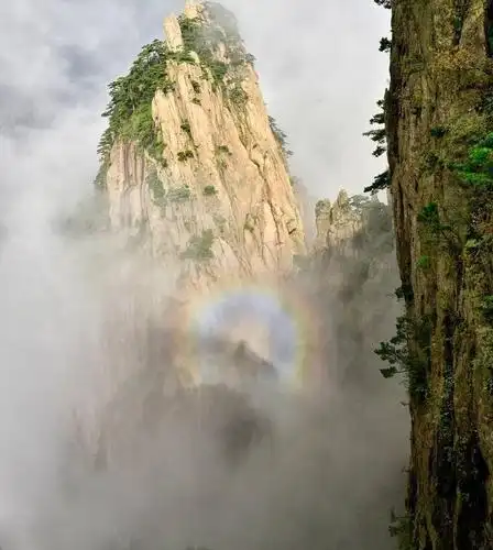 四川省巴中市平昌县佛头山景区现"佛光"奇观,持续了30分钟左右