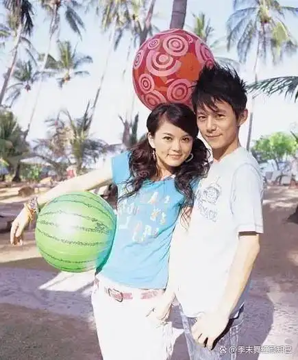 近些年来,赵薇和李湘两位娱乐圈女性备受瞩目,她们的财富与实力不容