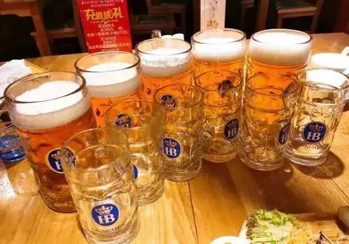 小庭院式的设计,很特别,吧台随性摆放着很多酒瓶,好多口味的精酿啤酒