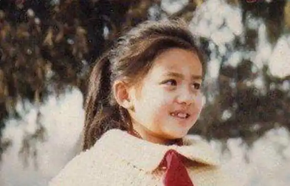 佟丽娅成长旧照曝光,长相出众被誉校花