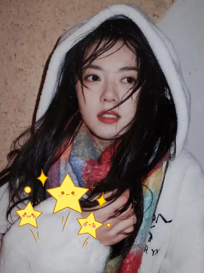 赵今麦更新了一组在芬兰暴雪时分的照片,身穿白色羊羔绒外套,搭配