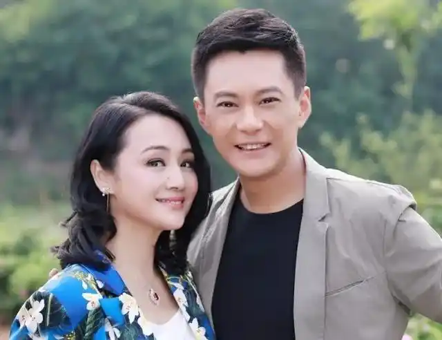 前央视主持曹颖为老公庆生47岁皮肤白嫩状态好网友美颜太重