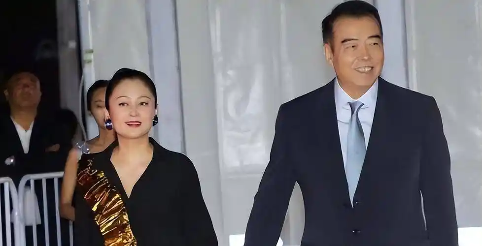 只是在遇见陈红之前,陈凯歌已经经历了两段失败的婚姻.