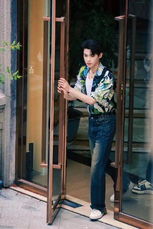 黄明昊密逃花衬衫上班路透##黄明昊密逃脱花衬衫造型##黄明昊印花