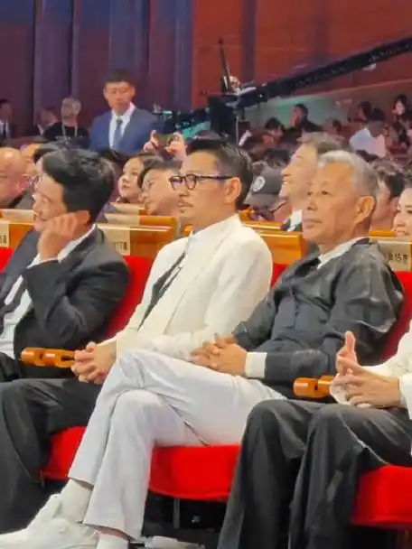 陈道明,吴京同框颁奖典礼