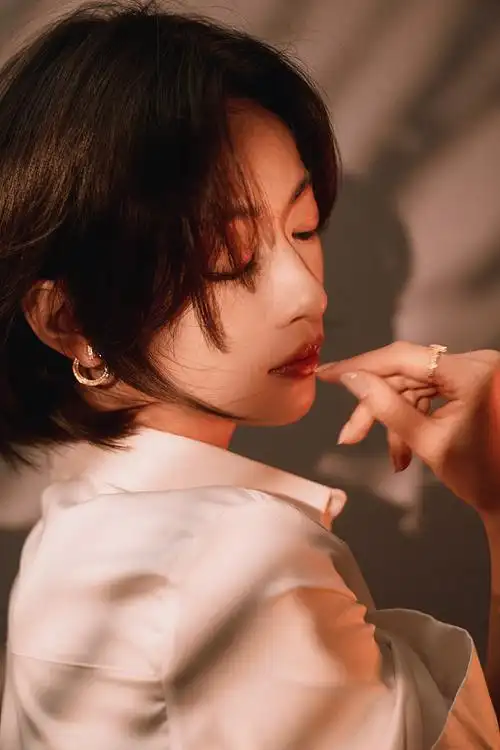 吴谨言短发配白衬衫显优雅胸前小红花抢眼