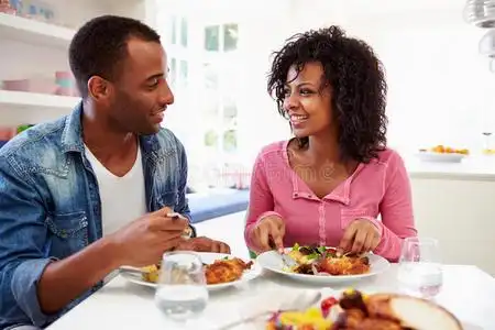 年轻的非裔美国人夫妇在家吃饭照片